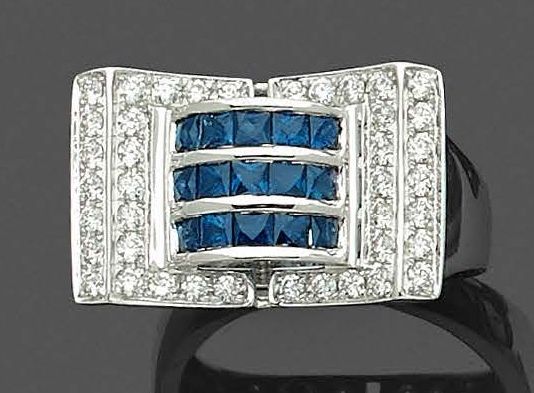 Null 白金（750‰）"开本 "戒指，铺设明亮式切割钻石，中间是三颗排列整齐的校准蓝宝石。
指头：55 - 毛重：7.6 g