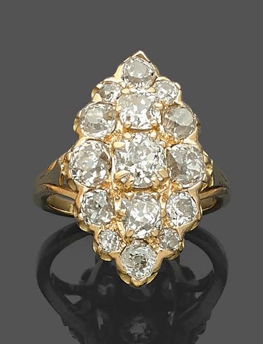 Null 黄金（750%）"榄尖形 "戒指，镶嵌15颗老式切割钻石，其中3颗较大。
法国作品。
指头：55-56（镶嵌的旧痕迹）。
毛重：7.4g