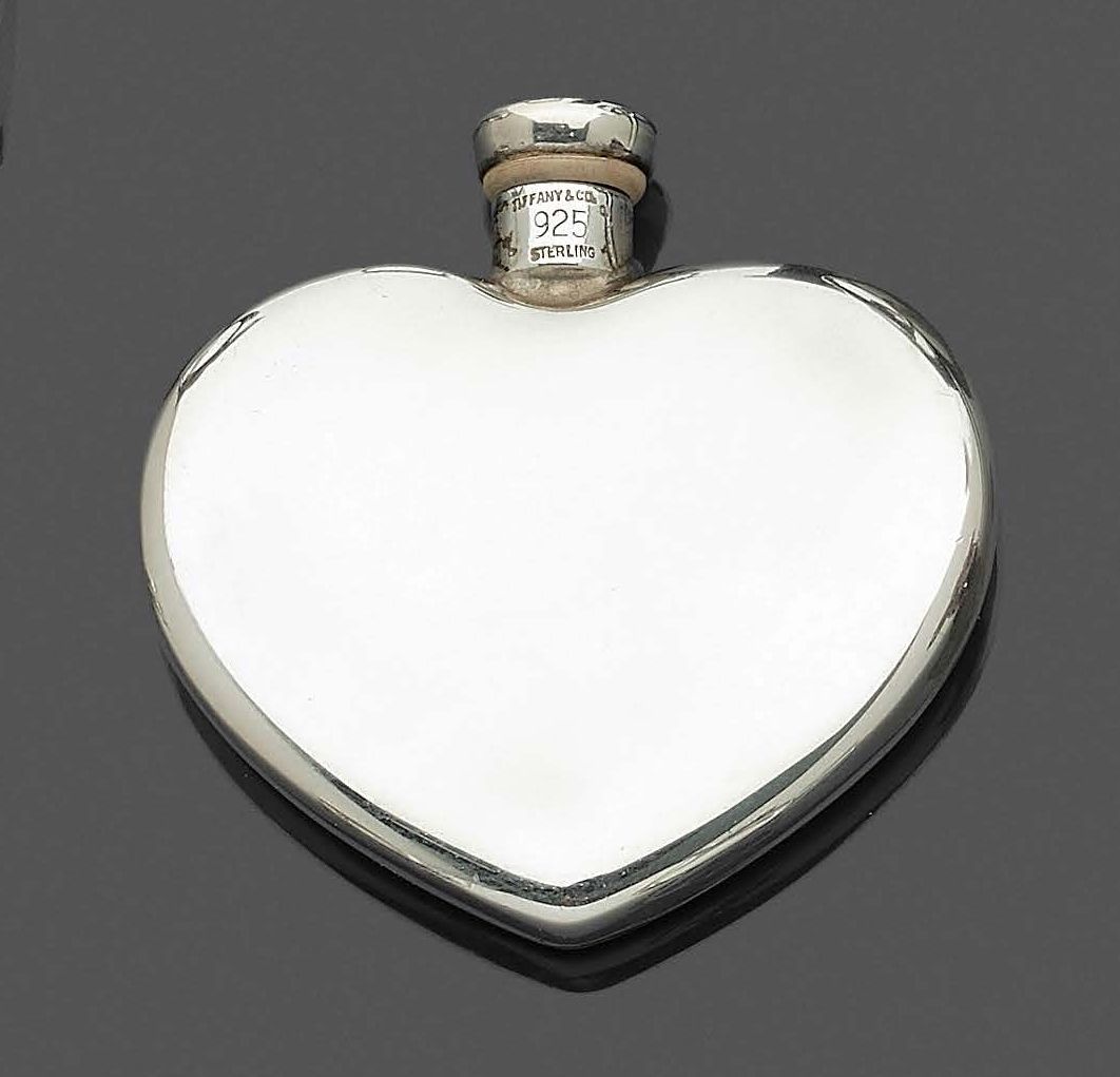 TIFFANY & CO 银（925‰）袖珍香水瓶 "Heart"。
签名：TIFFANY & Co.
，尺寸：4.1 cm - 重量：19.1 g