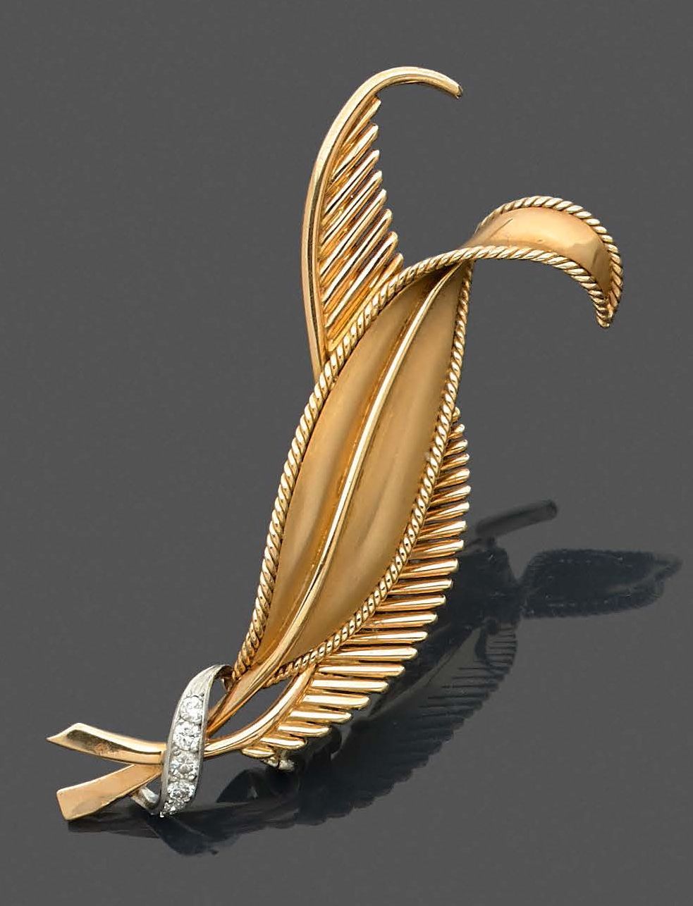 Null 铂金(最小
800‰)和黄金(750‰)的镂空、扭曲和缎面处理的CORSAGE夹 "叶子"，镶嵌了一排明亮式切割的钻石。
大约在1950-60年代。
&hellip;