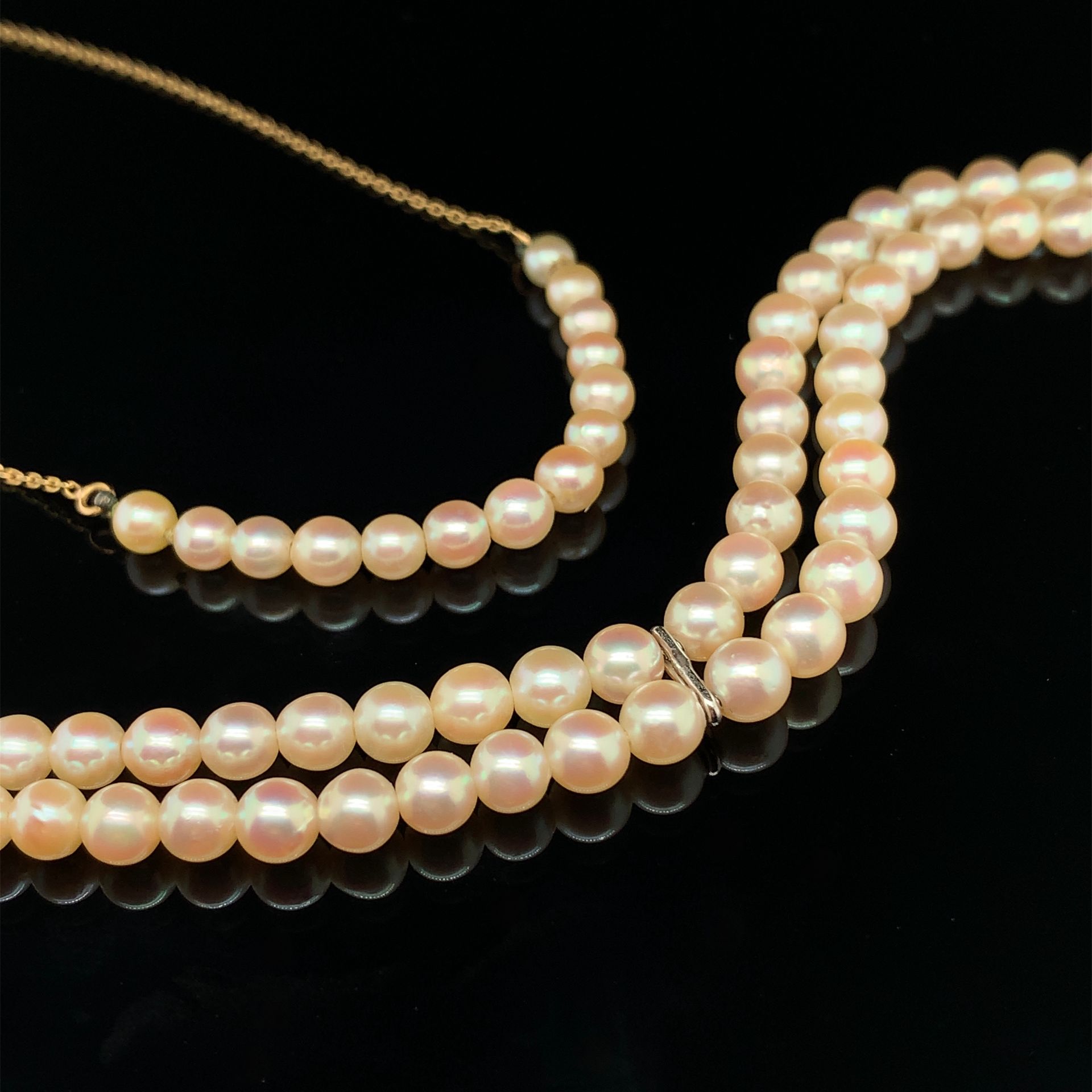 Null 黄金和白金（750‰）拍品包括：
- 一条链子，上面有一排14颗白色小养殖珍珠。
珍珠直径：3.9至4.5毫米 - 长度：40.5厘米 - 总重量：3&hellip;