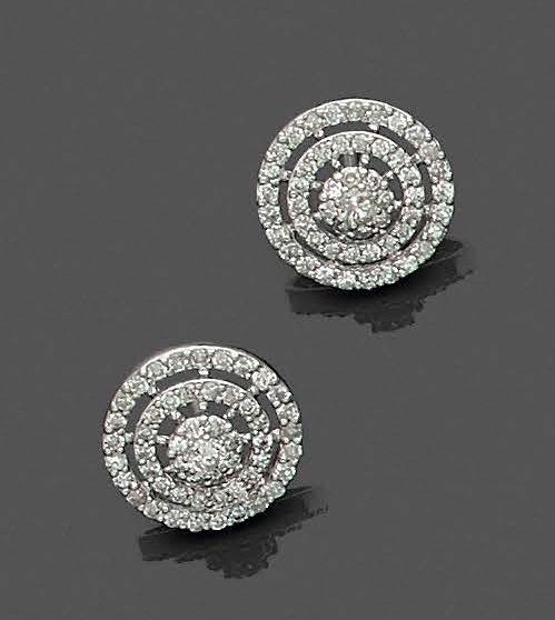 Null 
直径：1.2厘米 - 毛重：3.2克 白金（750‰）镂空圆形耳环一对，镶嵌明亮式切割钻石。
