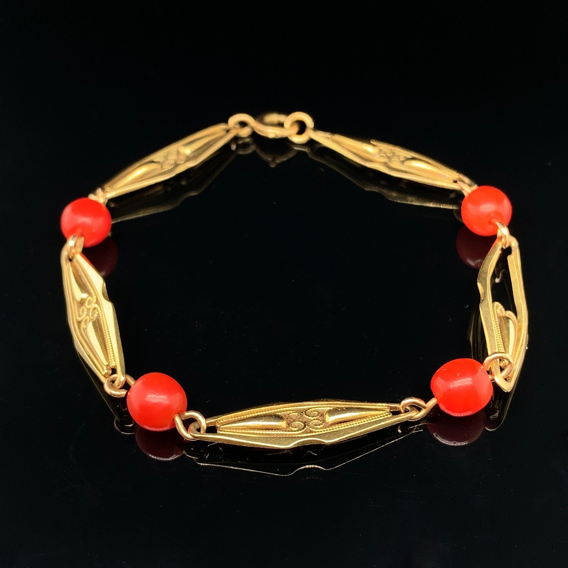 Null 黄K金（750‰）露脐带链接BRACELET，持有四颗红珍珠。事故和缺失的环节。法国作品，约1900年。
长：17厘米 - 毛重：9,9克