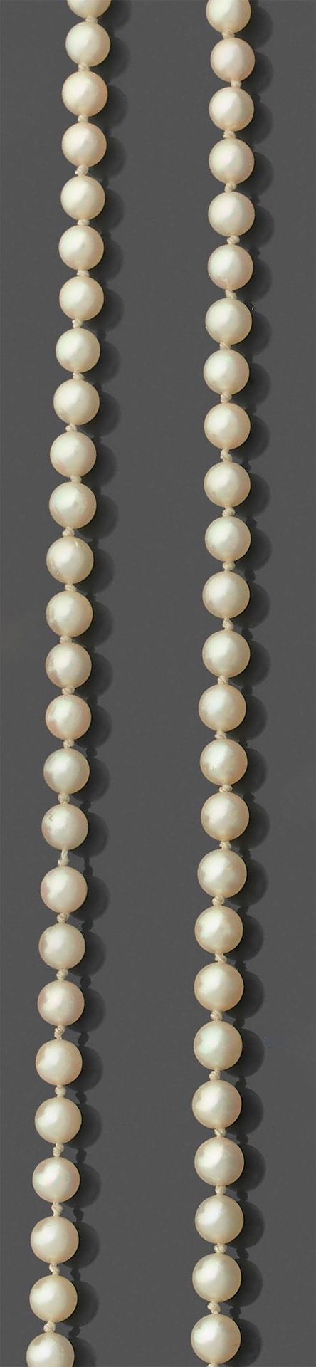 Null COLLIER composé d'un rang de 95 perles fines en chute et une perle de cultu&hellip;