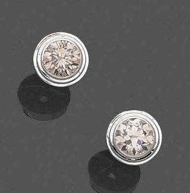 Null Pair of EARRINGS in white gold (750‰) set with a brown brilliant-cut diamon&hellip;