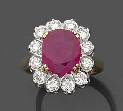 Null 重要的黄白金（750‰）"雏菊 "戒指，镶嵌了一颗枕形的BIRMAN红宝石，重达2.93克拉，周围有12颗明亮式切割钻石。
这颗红宝石附有GGT实验室&hellip;