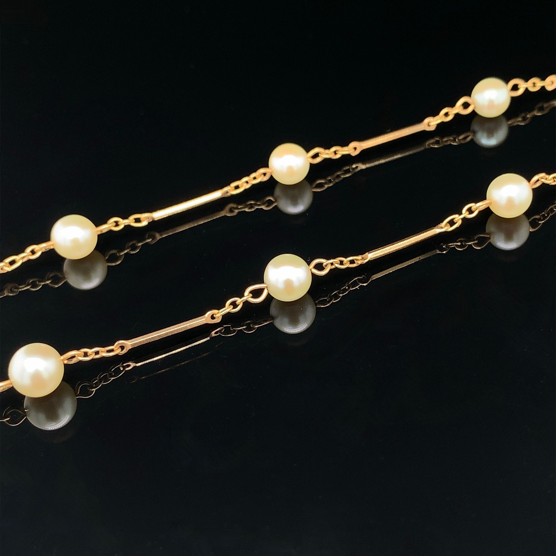 Null NECKLACE chain in yellow gold (750‰), alternated with fifteen cream coloure&hellip;
