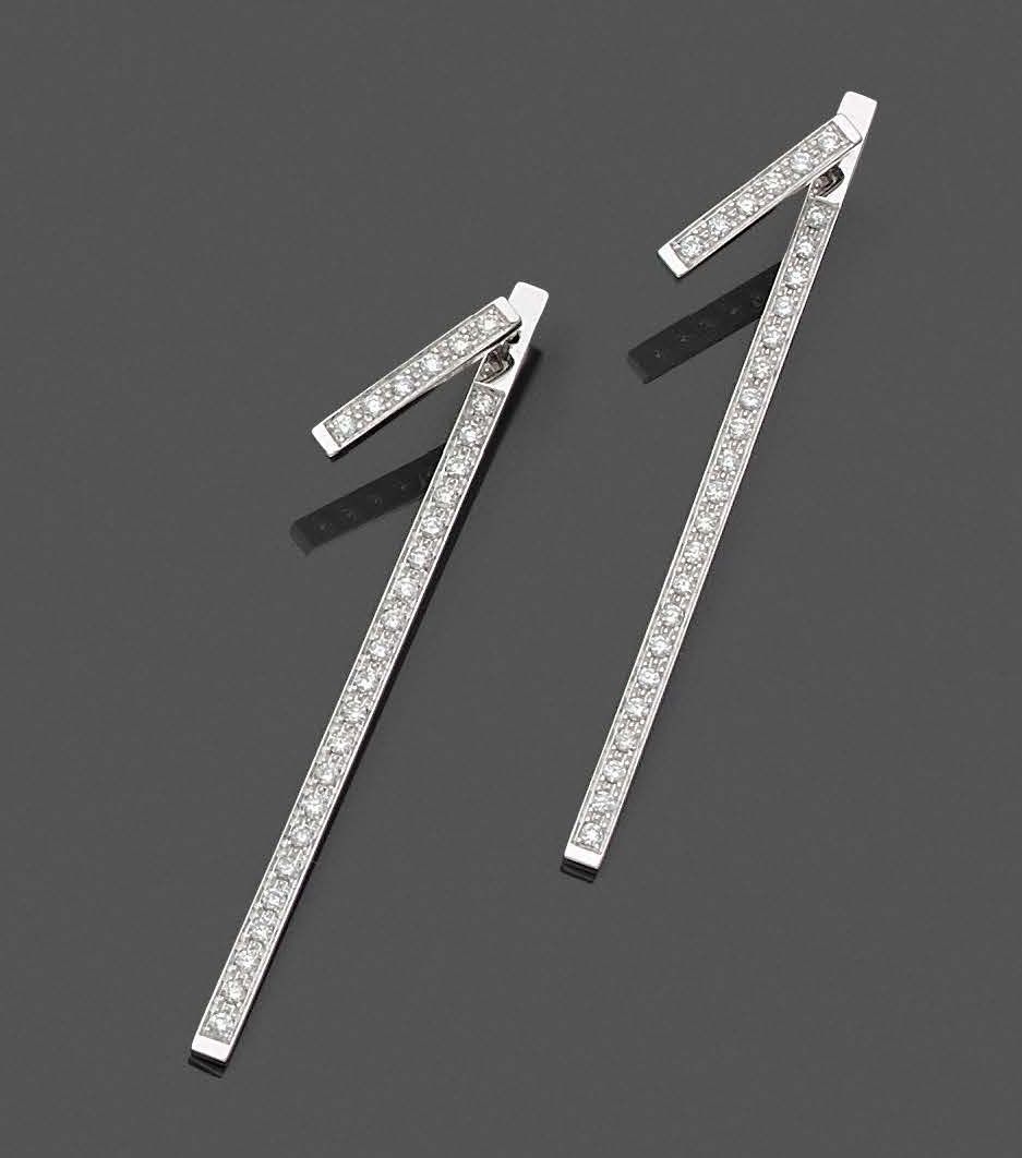 Null 
长：5.5厘米 - 毛重：4.7克 - 白金（750‰）"线条 "耳坠一对，镶嵌两颗明亮式切割钻石。