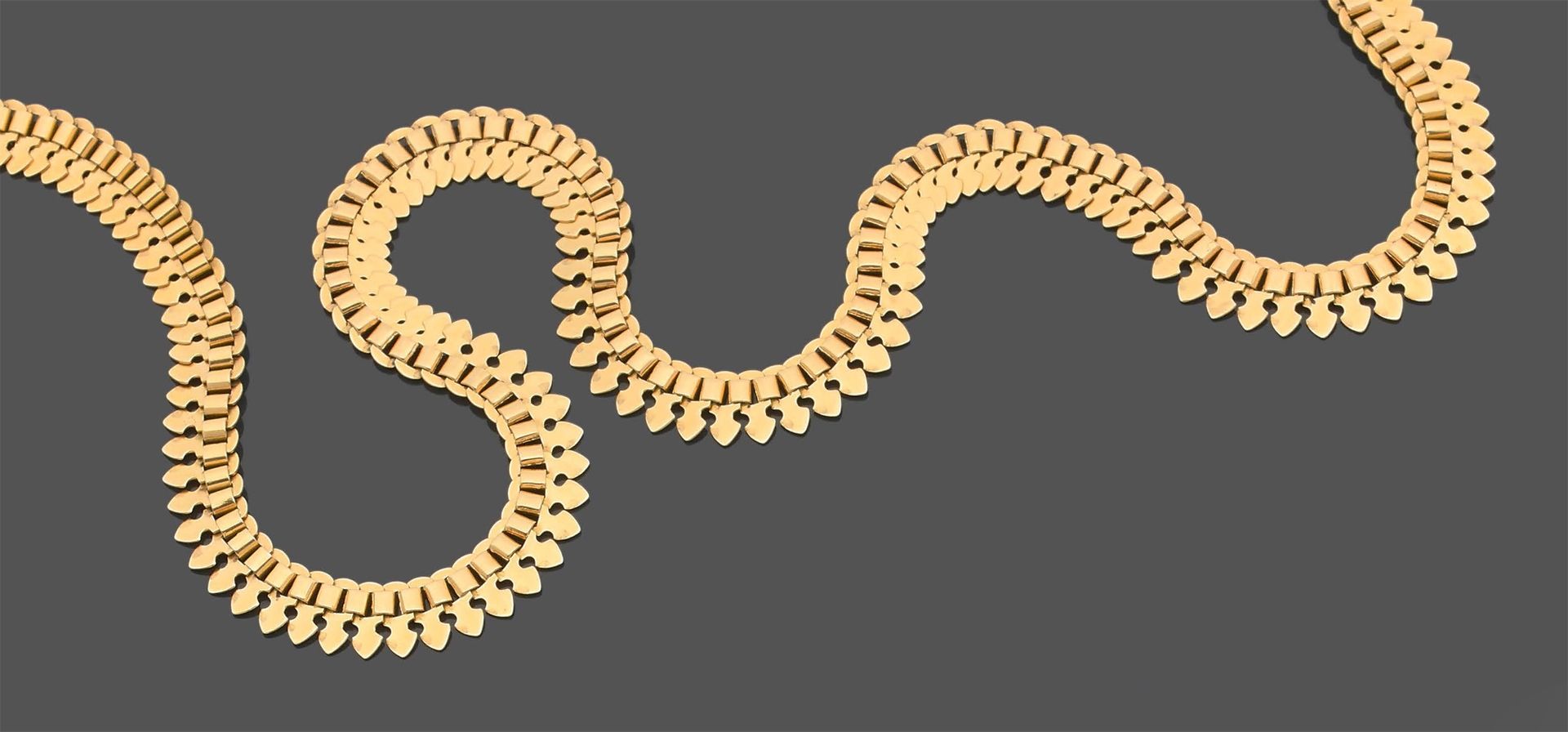 Null 黄金（750‰）"雪尼尔 "项链，平坦的造型网状物。
法国作品。
长度：47.5 cm - 重量：32.9 g