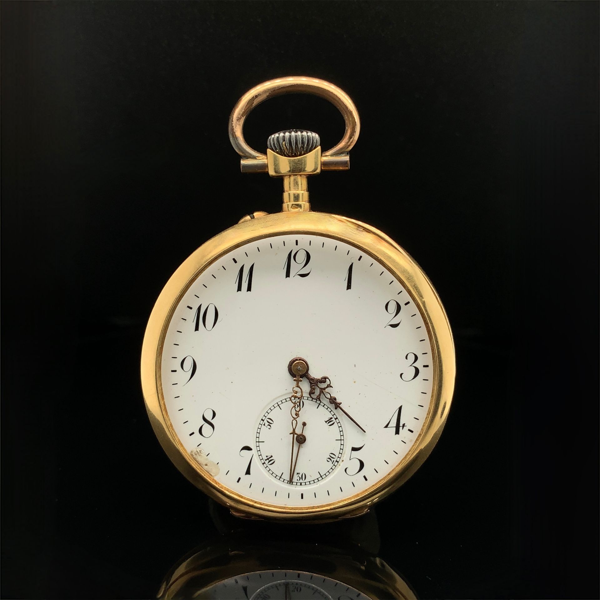 Null 黄金(750‰)带字母的袖珍手表。白色珐琅表盘（有裂纹），阿拉伯数字，秒针位于六点钟方向。震撼。
法国作品，约1900年。
Cal.: 46 mm -&hellip;