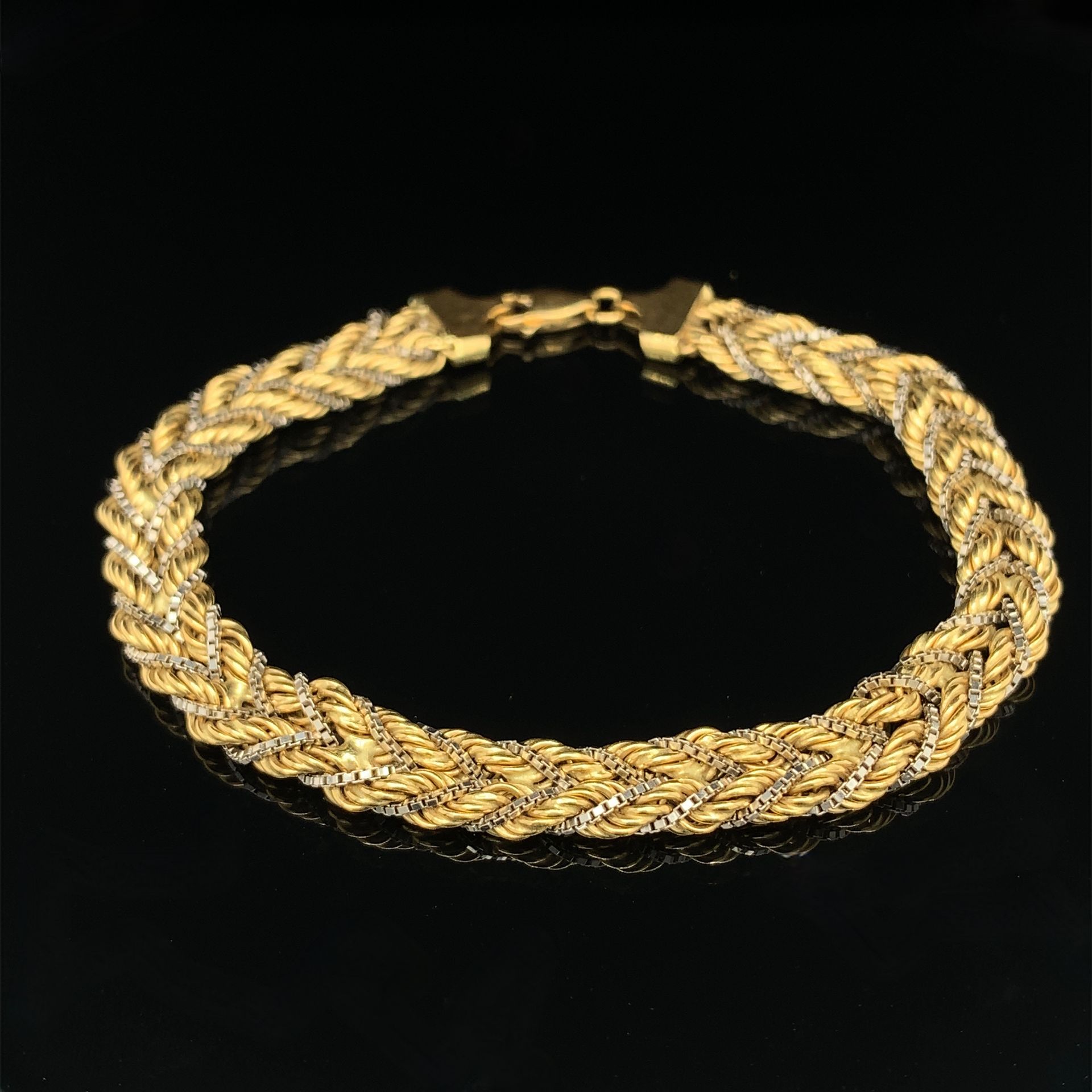 Null BRACELET in yellow and white gold (750‰) with double twisted mesh.
Length: &hellip;