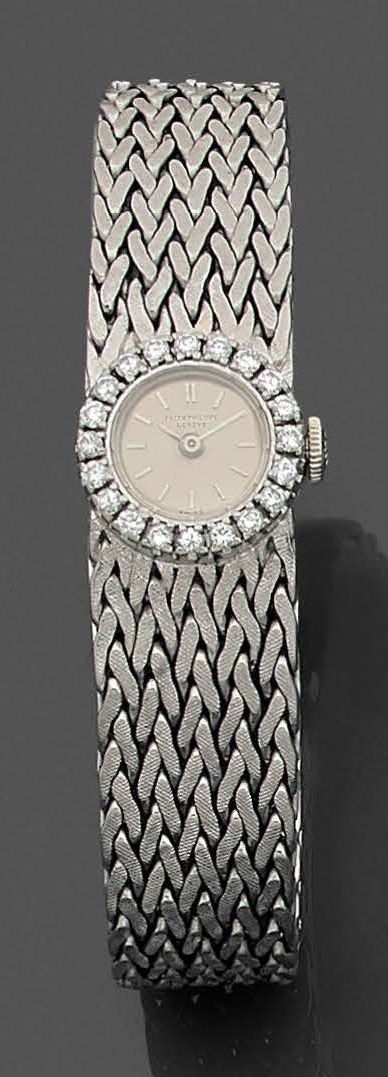 PATEK PHILIPPE 白金（750‰）手镯式手表。表圈镶嵌22颗明亮式切割钻石。
机械机芯。
约1970年。
表盘、机芯、表壳和表带上都有签名
PATE&hellip;