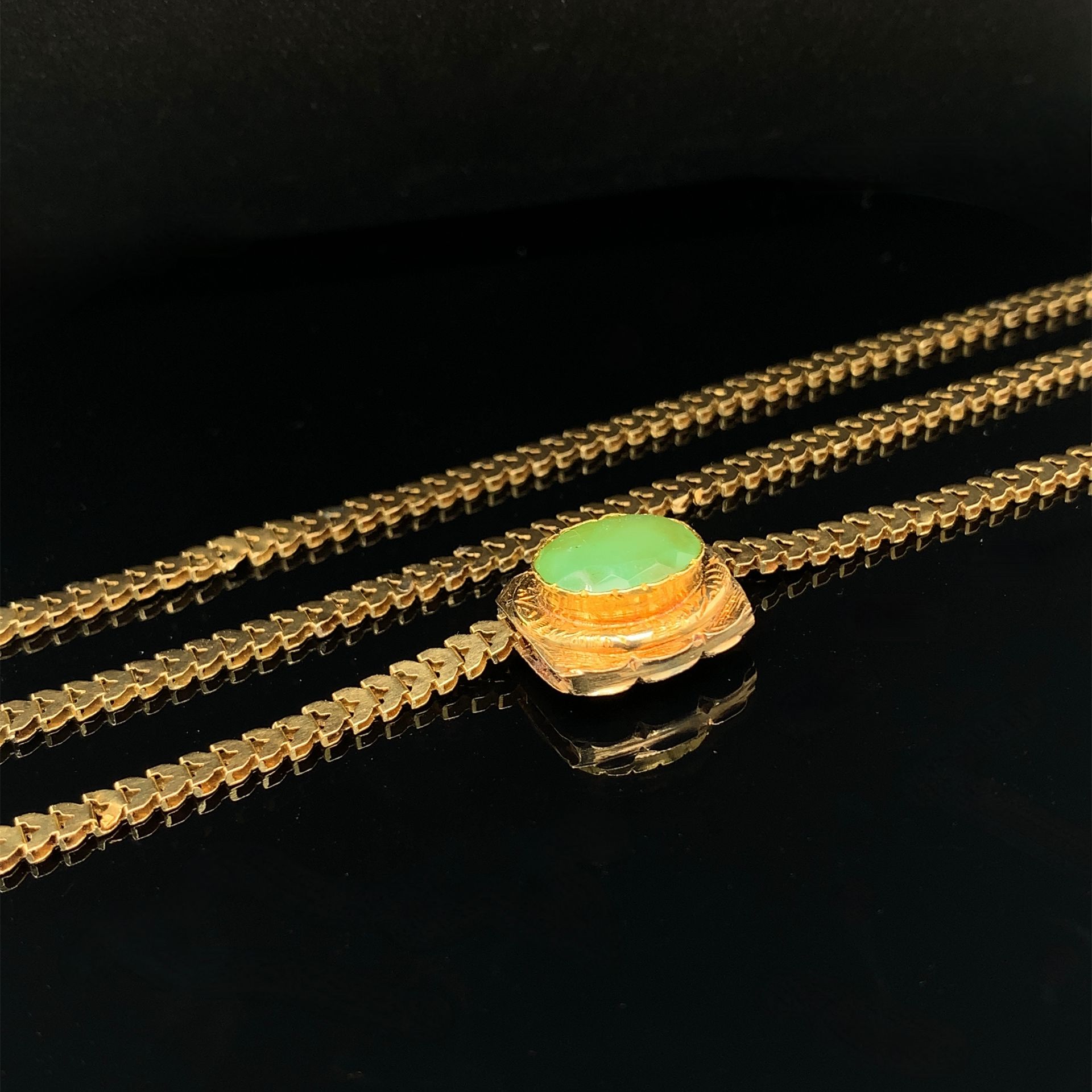 Null 玫瑰金(750‰)平网状 "帷幕 "项链，上面有一个镶嵌着绿色宝石的凹槽吊坠。
长度：36 cm - 毛重：26.8 g