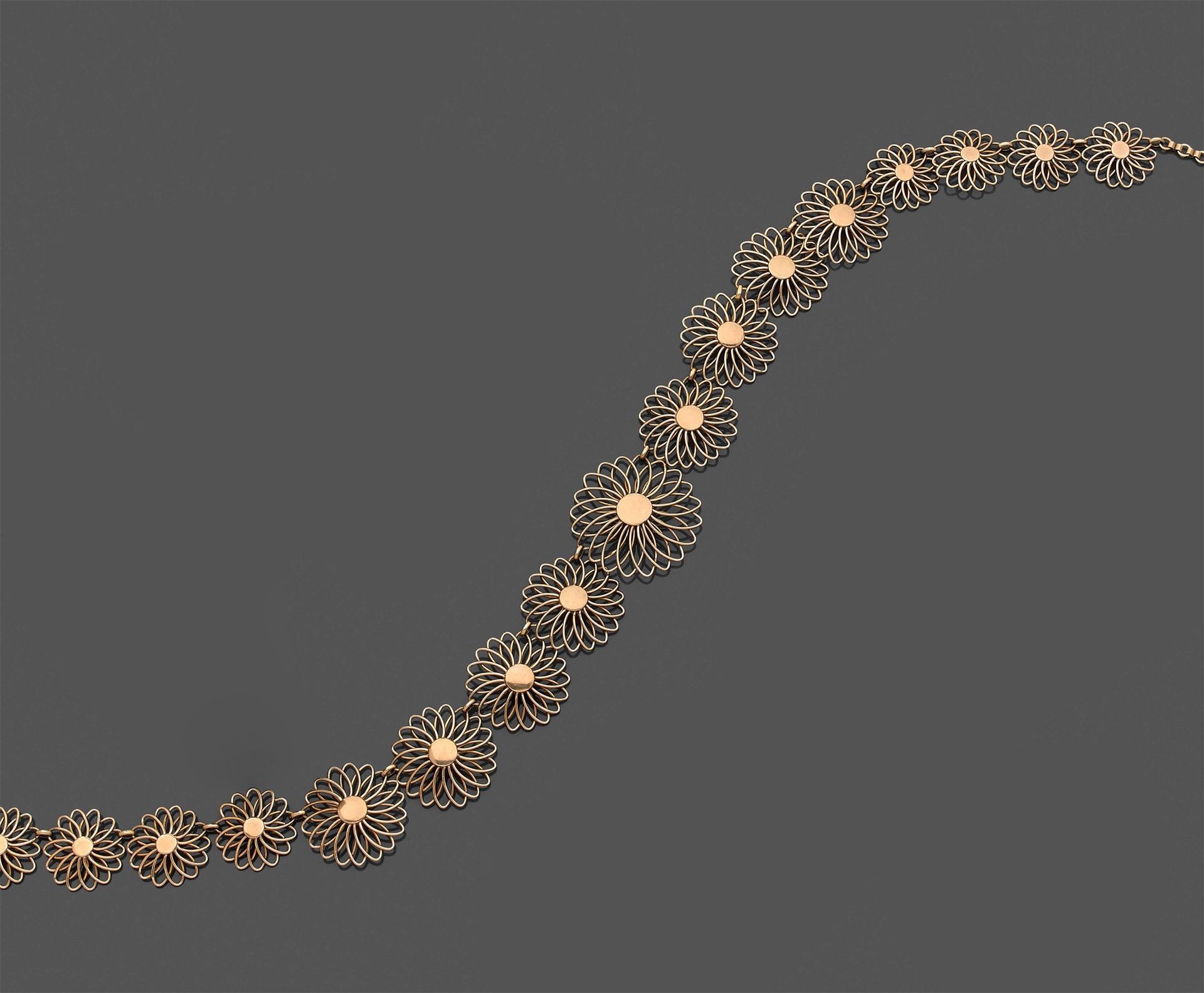 Null 
黄金项链 "花"(750‰)，由17朵金丝和布勒花组成，秋天，由链条完成。
法国作品。长度：40厘米 - 重量：23.3克
