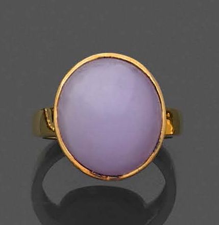 Null BAGUE ovale en or jaune (750‰) ornée d'un cabochon de jade violet naturel «&hellip;