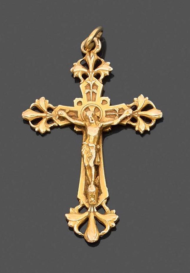 Null 黄金（750‰）镂空和雕刻的 "十字架 "吊坠，代表基督。
长度：5 cm - 重量：3,6 g