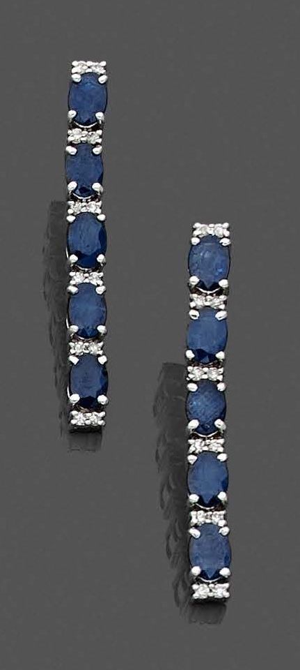 Null 一对白金（750‰）耳坠 "线条 "上交替镶嵌着五颗蓝宝石和十二颗明亮型切割钻石。
蓝宝石的重量：5克拉左右
长度：4厘米 - 毛重：8.5克