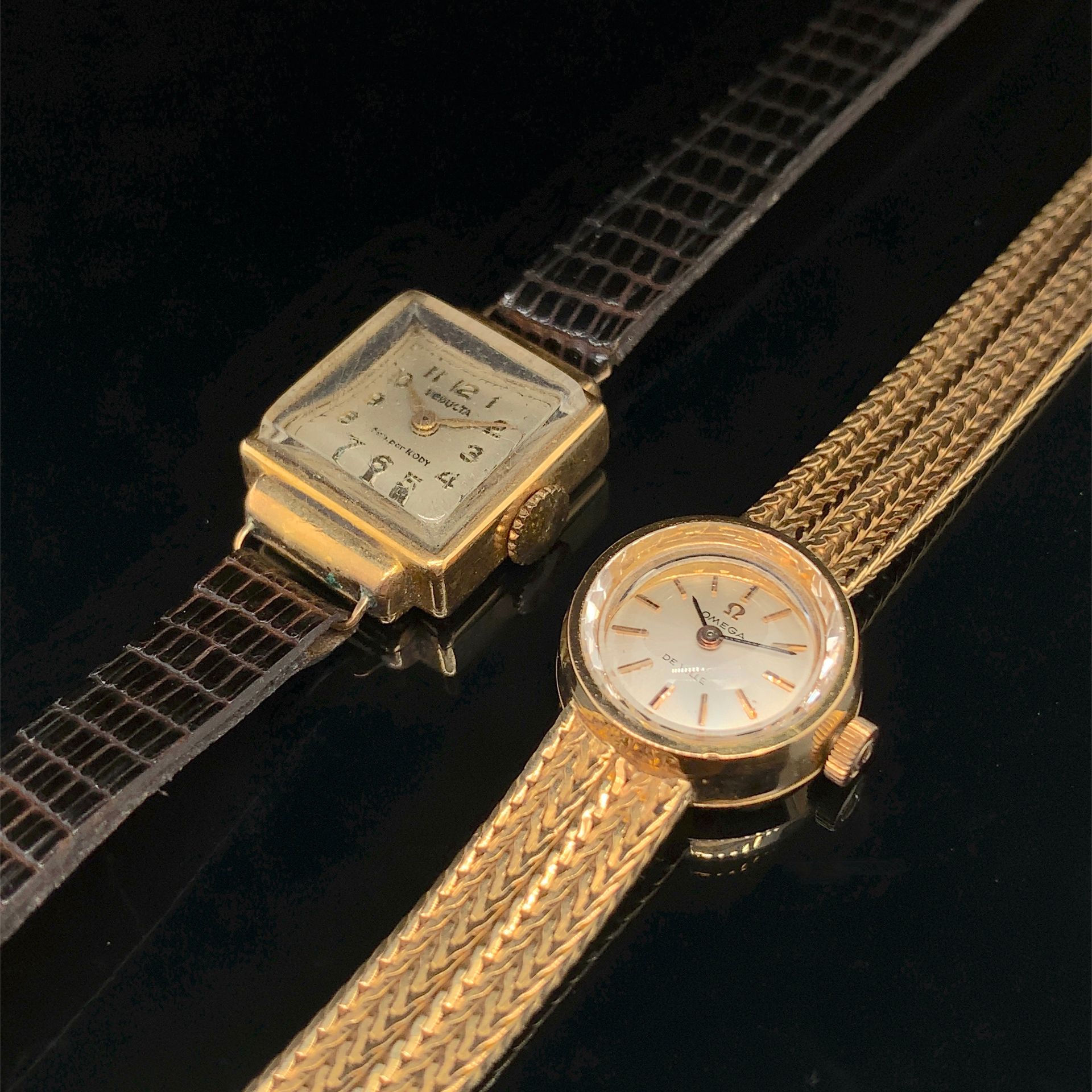 OMEGA BRACELET WATCH round lady in yellow gold (750‰). Cream satin-finished dial&hellip;
