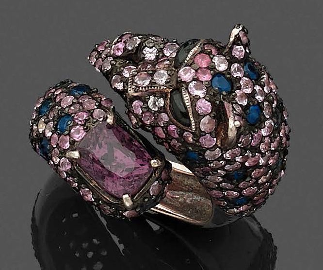 Null 一枚发黑的银和vermeil (925‰)雕刻的开放式戒指，铺满了蓝色和粉色的蓝宝石，镶嵌着一颗 "淡紫色 "的尖晶石，来自缅甸（Mogok），呈枕形&hellip;