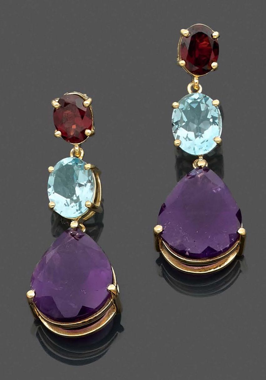 Null 鎏金（925‰）耳坠一对，镶嵌石榴石、蓝色黄宝石和紫水晶，呈椭圆形和梨形。
长：5厘米 - 毛重：14.7克