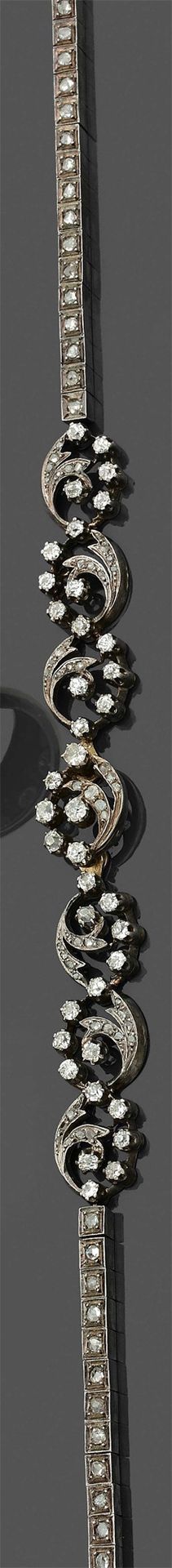 Null 玫瑰金(750‰)和银(925‰)半宝石 "volutes"，包括一条项链和一条镂空手镯，镶嵌老式切割和玫瑰式切割钻石。
法国作品，19世纪末。
项链&hellip;