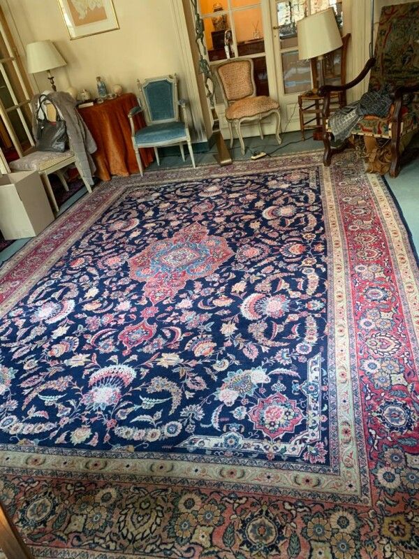 Null Oriental carpet with blue background and red border

(wear to the border)

&hellip;