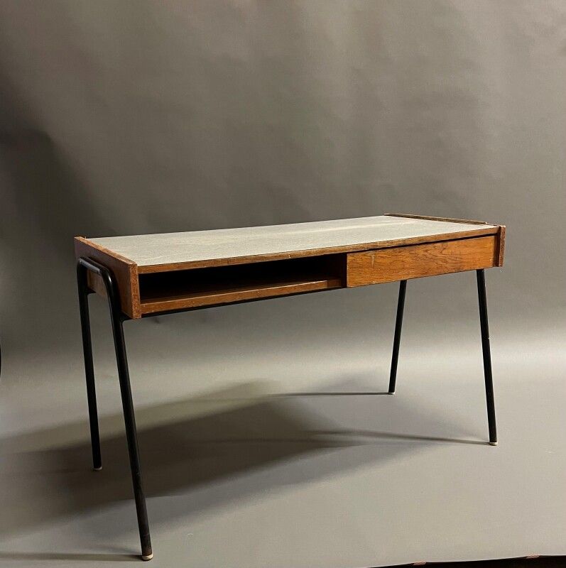 Null 归属于Pierre GUARICHE（1926-1995）。

平面书桌，实木箱，上面覆盖着原始的福美来，一个盒子和一个抽屉放在一个黑色金属管状结构上&hellip;