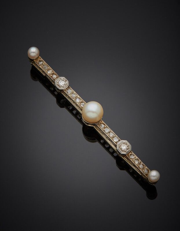 BROCHE « barrette » en or gris (750) ornée de trois perles probablement fines (n&hellip;