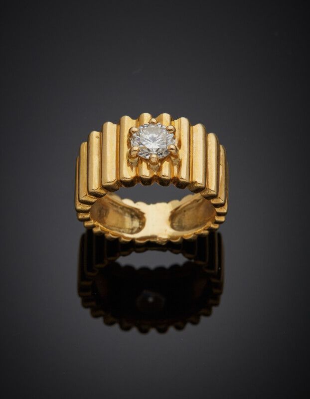 Null Large BAGUE en or jaune (750) godronné, serti d'un diamant taille brillant.&hellip;