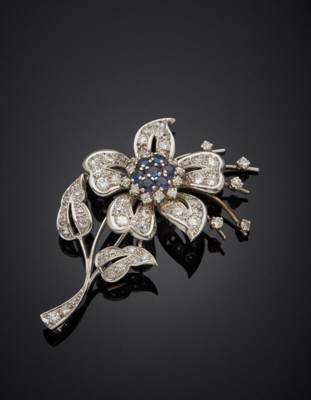 BROCHE " fleur " en or gris (750) ajouré, serti de diamants taille brillant, anc&hellip;