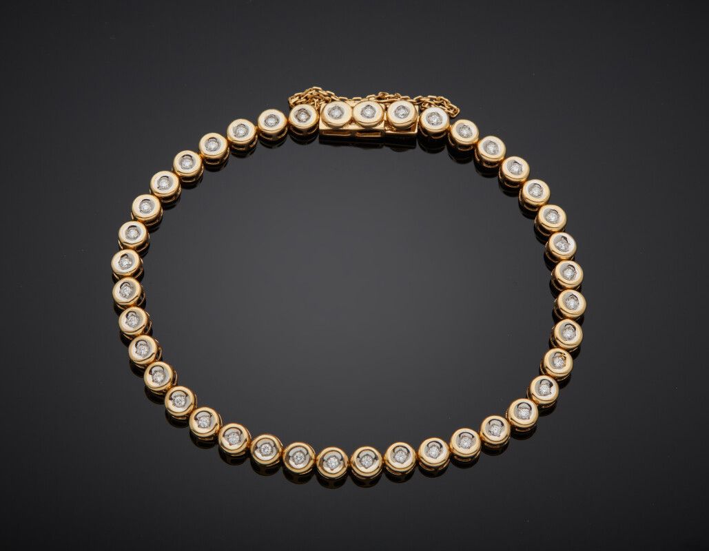 Null BRACELET en or jaune (750) serti de quarante diamants taille brillant en se&hellip;