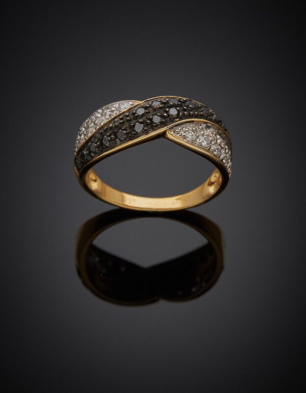 Null BAGUE « croisée » en or jaune, gris et or noirci (750) pavé de diamants bla&hellip;