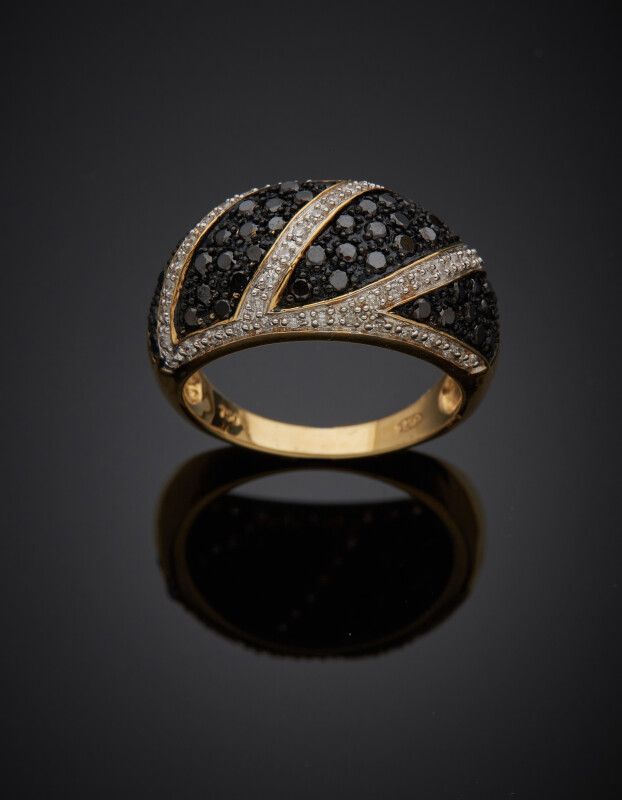 Null BAGUE « jonc » bombée en or jaune, gris et or noirci (750) pavé de diamants&hellip;