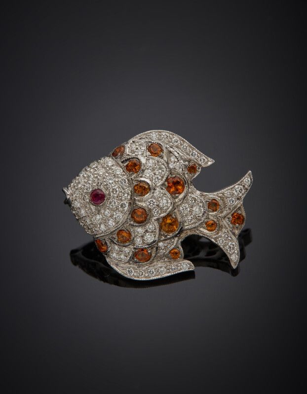 Null PIN'S "poisson" en or jaune et or gris (750) serti de diamants taille brill&hellip;