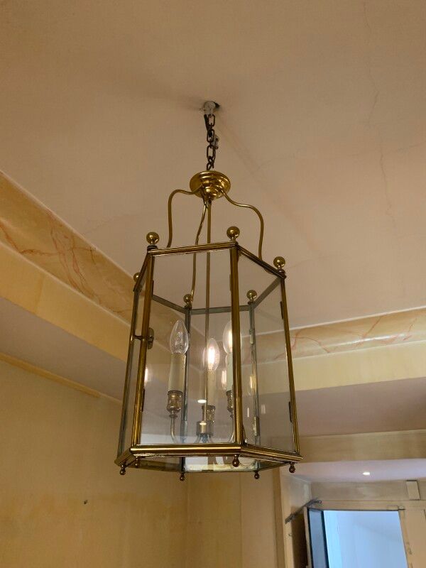 Null 黄铜材质的六角形灯笼。现代。
