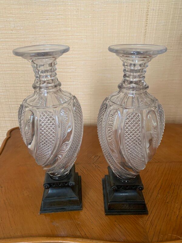 Null Ein Paar Vasen aus gegossenem Glas auf einem Sockel aus patinierter Bronze.&hellip;
