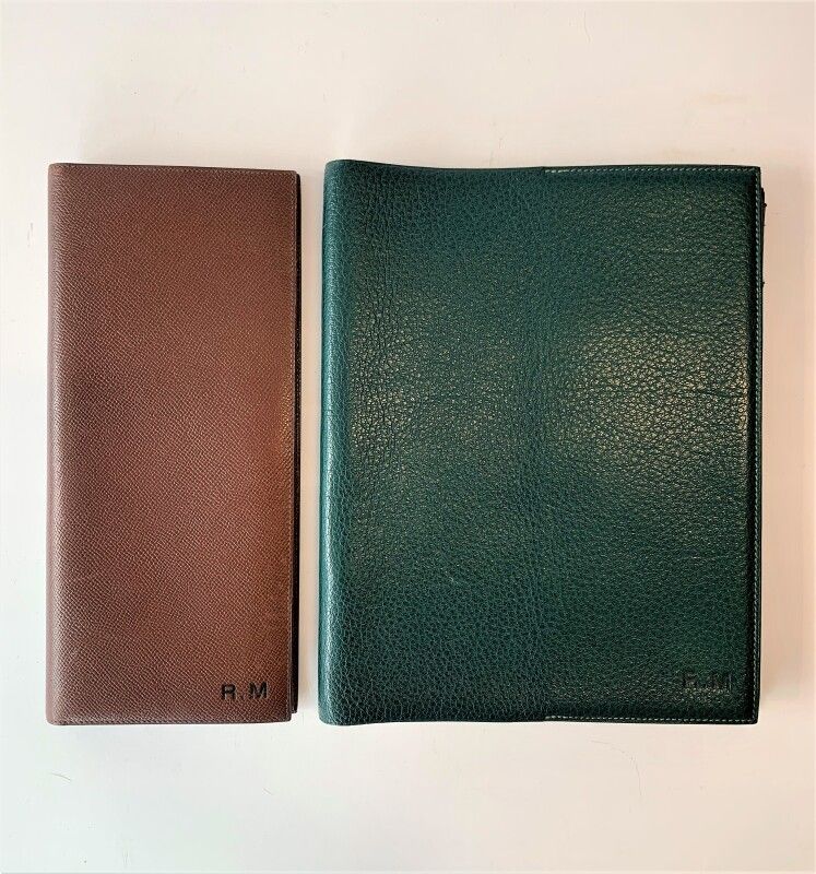 Null 巴黎爱马仕

一套两个名片夹，一个为棕色粒面皮革，另一个为松绿色粒面皮革。两件都有R.M.的字样。