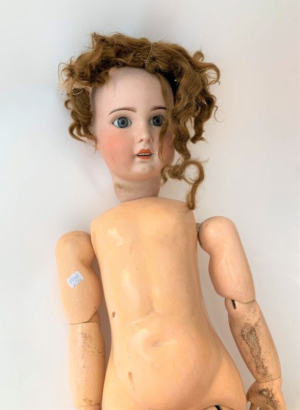 Null 大娃娃，瓷质头部标有SFBJ T.16，蓝色的活动眼睛，嘴里张着一排牙齿，穿孔的耳朵，假发的残骸，铰接的木质身体的组成H：90厘米
