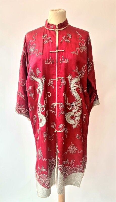 Null Chaqueta, China, seda frambuesa con bordado de dragón plateado (algunos peq&hellip;