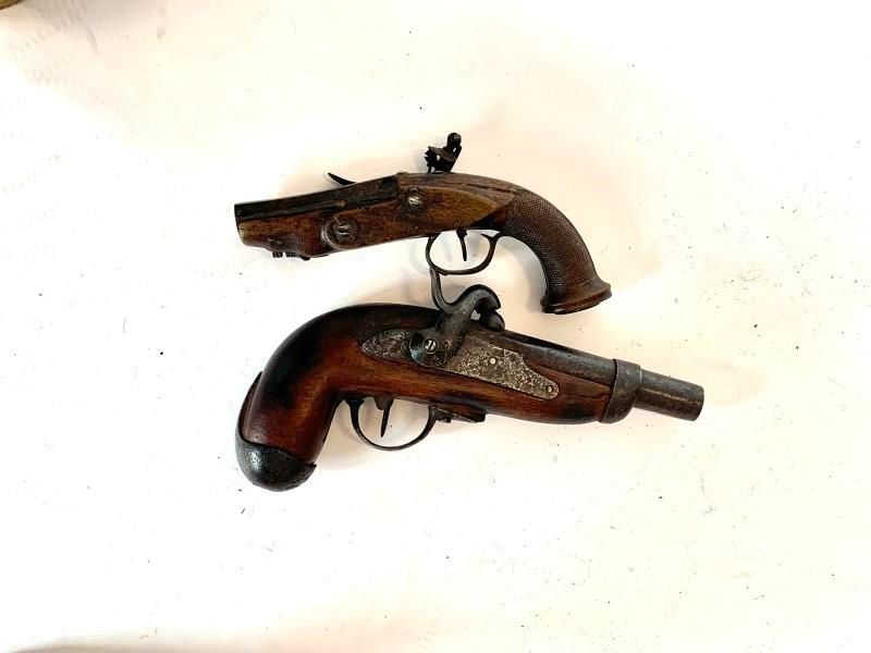 Null Lot of two pistols: 

- Large percussion gun. Composite molding. 

(Mechani&hellip;