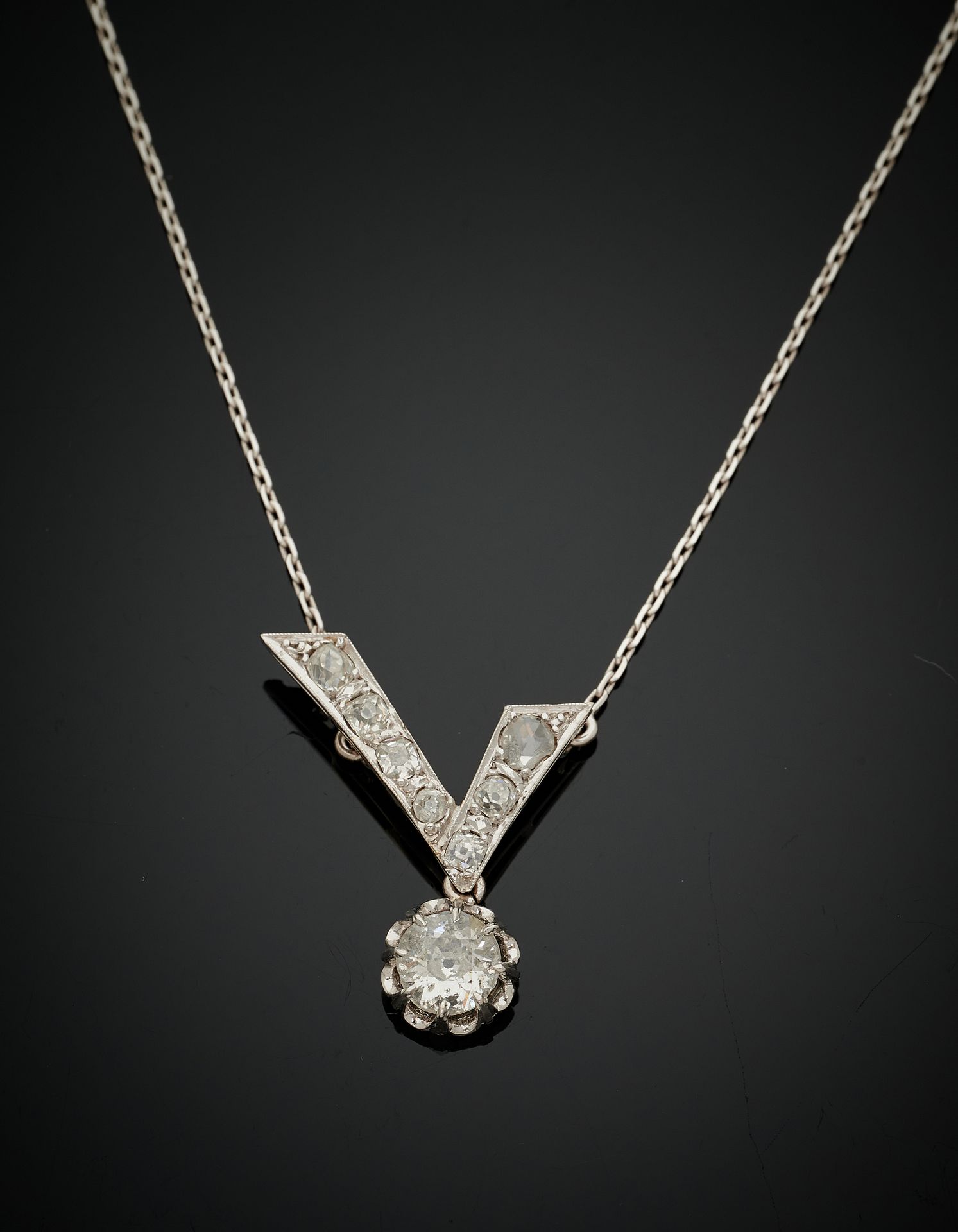 Null 白金（千分之七十五）项链，由一条镶嵌老式切割和玫瑰式切割钻石的 "V "形图案的链子组成，上面挂着一颗较大的老式切割钻石作为吊坠。小震荡。
长度：2.&hellip;