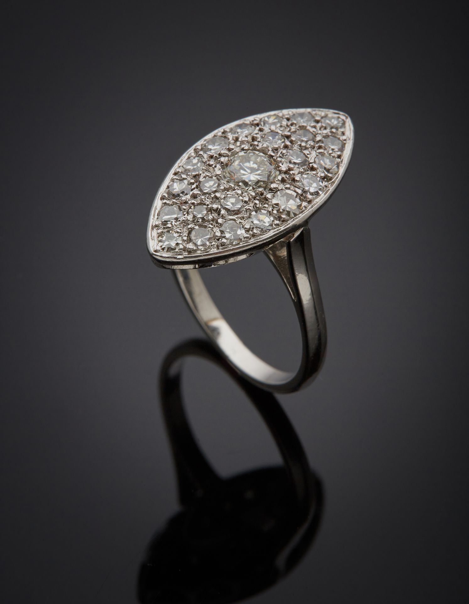 Null BAGUE «marquise» en platine (950‰) serti d'un pavage de diamants, dont un a&hellip;