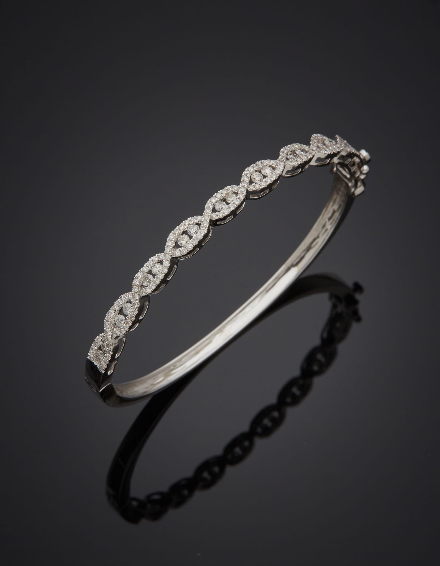 Null 镂空编织设计的白金（750‰）刚性开口手镯，镶嵌明亮型切割钻石。
长 : 17 cm - 宽 : 0,5 cm
毛重 : 13 g
