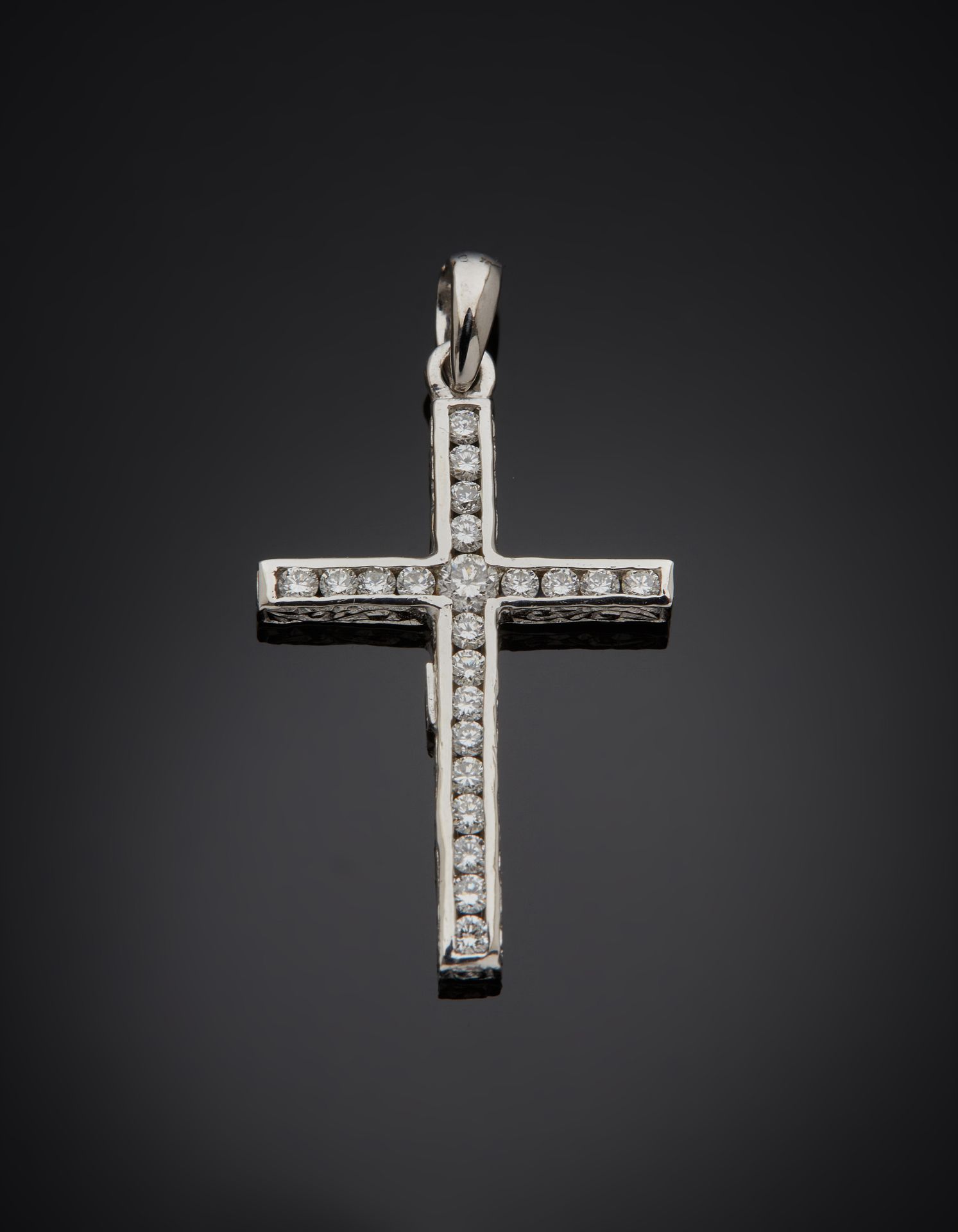 Null 白金(750‰)双面 "十字架 "吊坠饰有涡纹，镶嵌明亮式切割钻石和校准蓝宝石。
尺寸 : 3 x 1,6 cm - 毛重 : 1,5 g