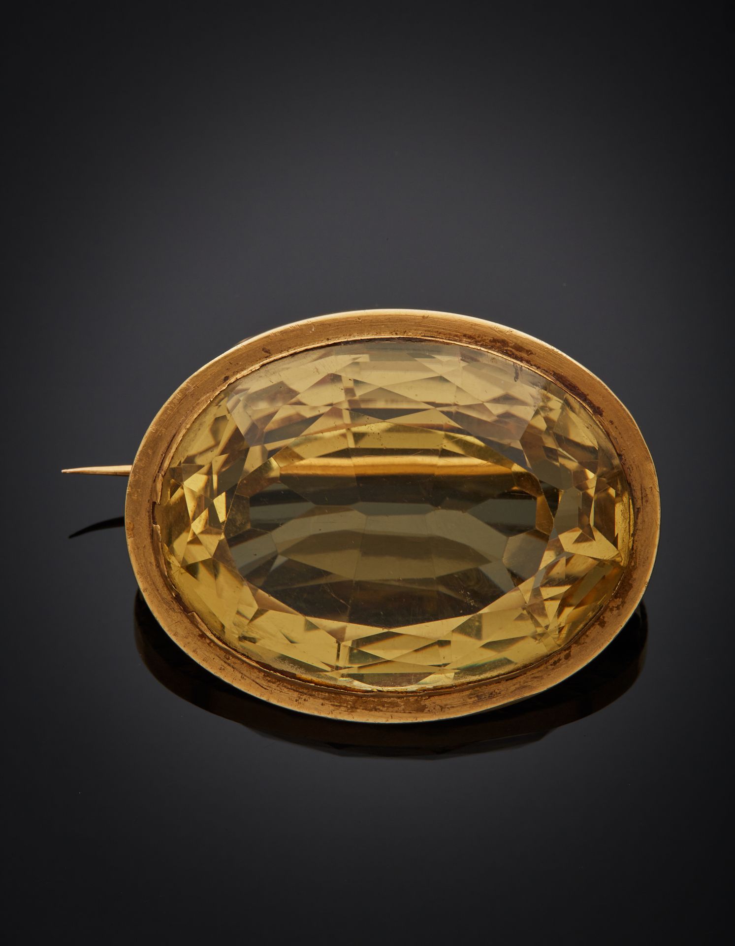 Null Bedeutende ovale Brosche aus Gelbgold (750‰), ziseliert mit Blättern, beset&hellip;