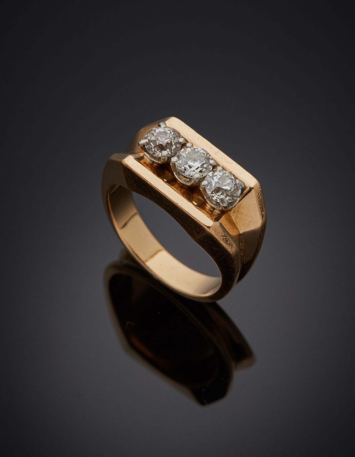 Null 黄金(750‰)弯曲、倾斜的 "标志环 "戒指，镶有三颗老式切割钻石。
(Erasures)。
法国作品，约1940年。
指数 : 54 - 毛重 :&hellip;