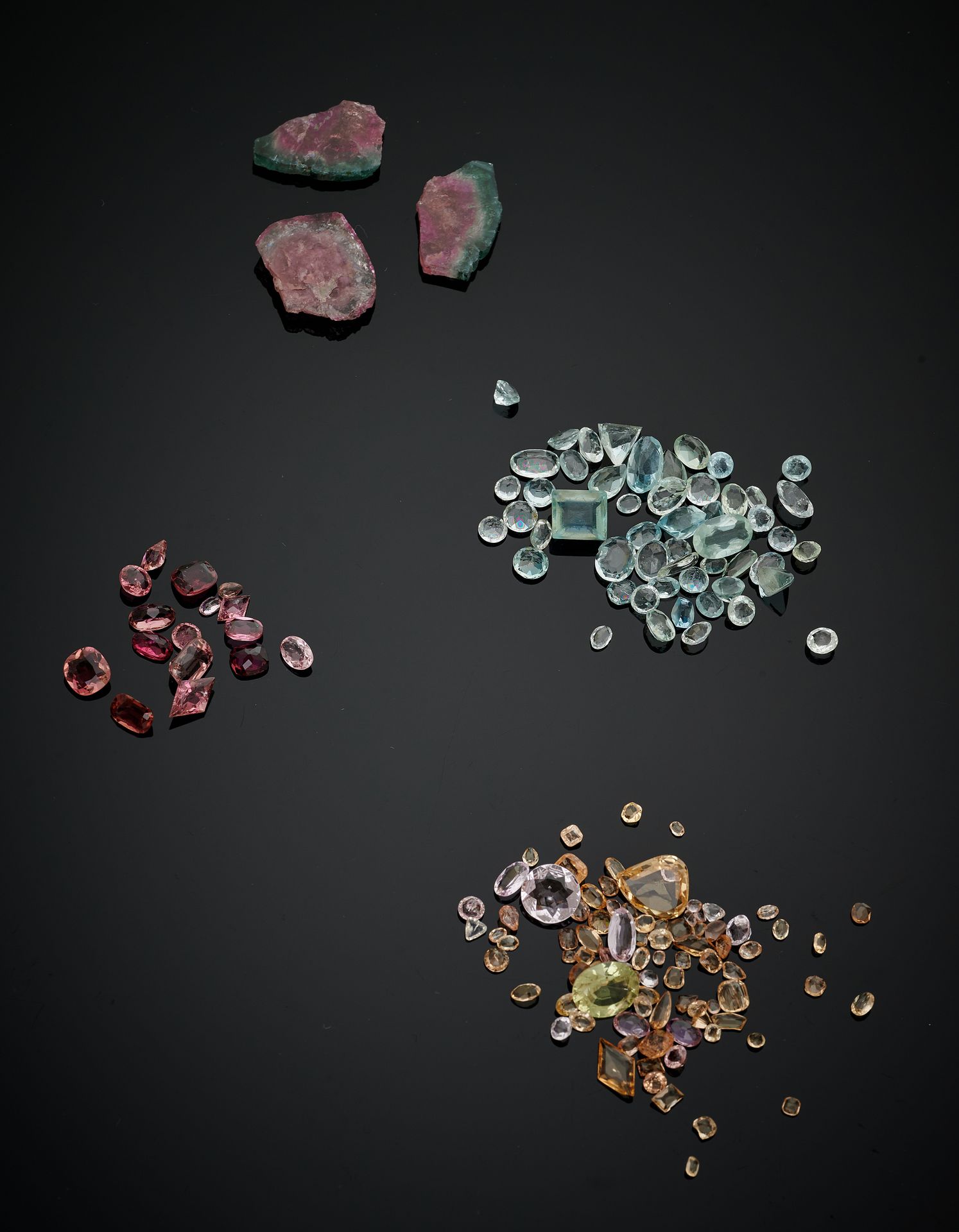 Null 一组不同形状和大小的宝石
 （事故）包括：
- 一组紫晶石。重量：276.3克拉
- 大量的CITRINS。重量：326.8克拉
- 一批GRENAT&hellip;