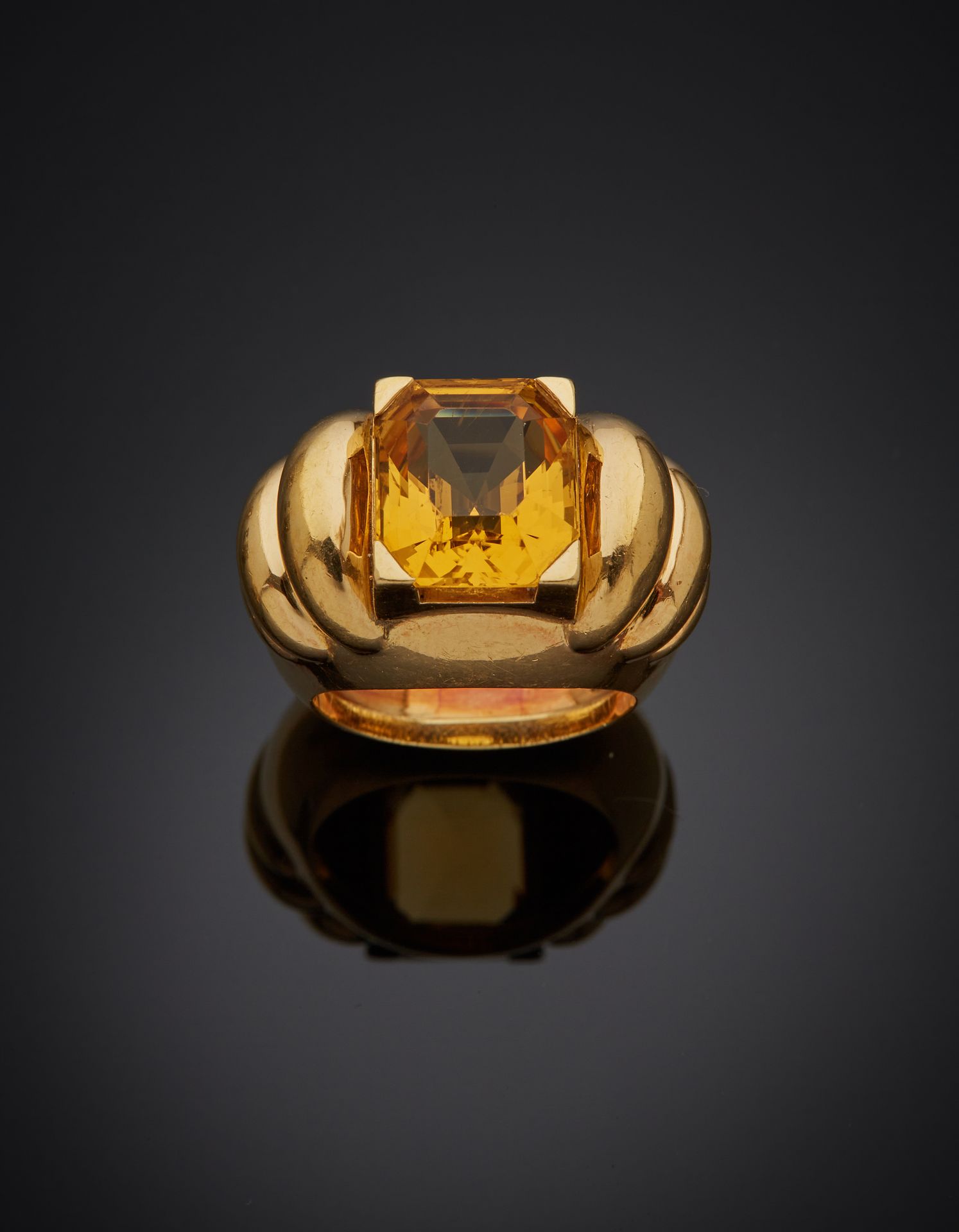 CHAUMET 大型圆顶黄金（750‰）戒指，中心有一个长方形的度切割黄水晶。
法国作品，约1940年。
，署名CHAUMET并有编号。
手指：56（按尺寸设定&hellip;
