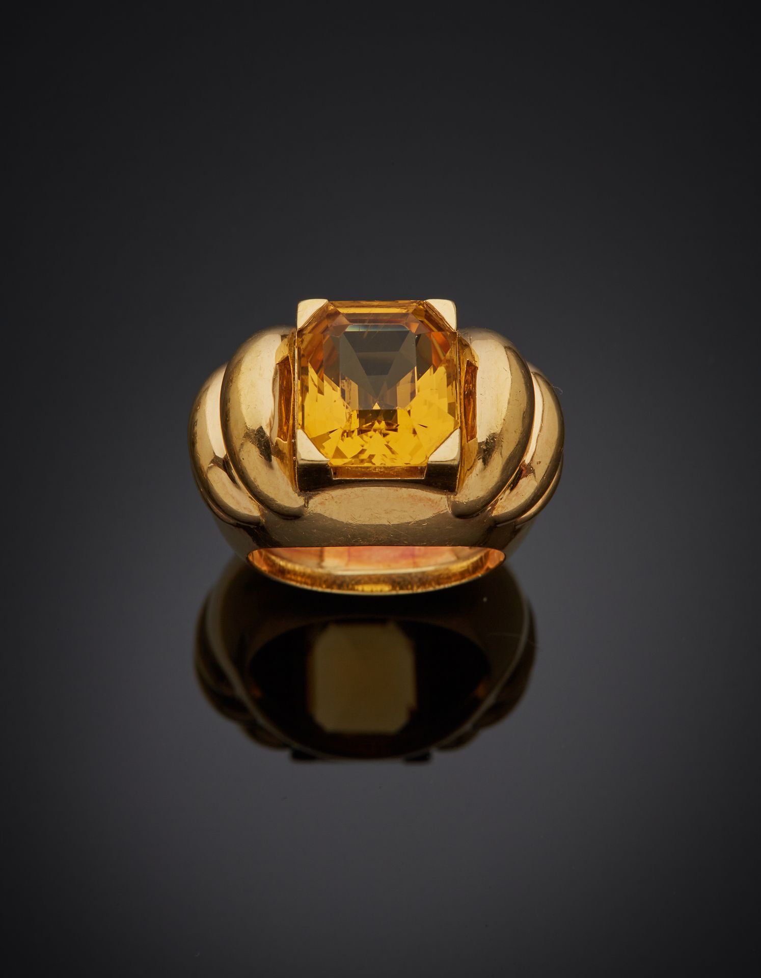 CHAUMET Importante BAGUE en or jaune (750‰) bombée, centrée d'une citrine rectan&hellip;