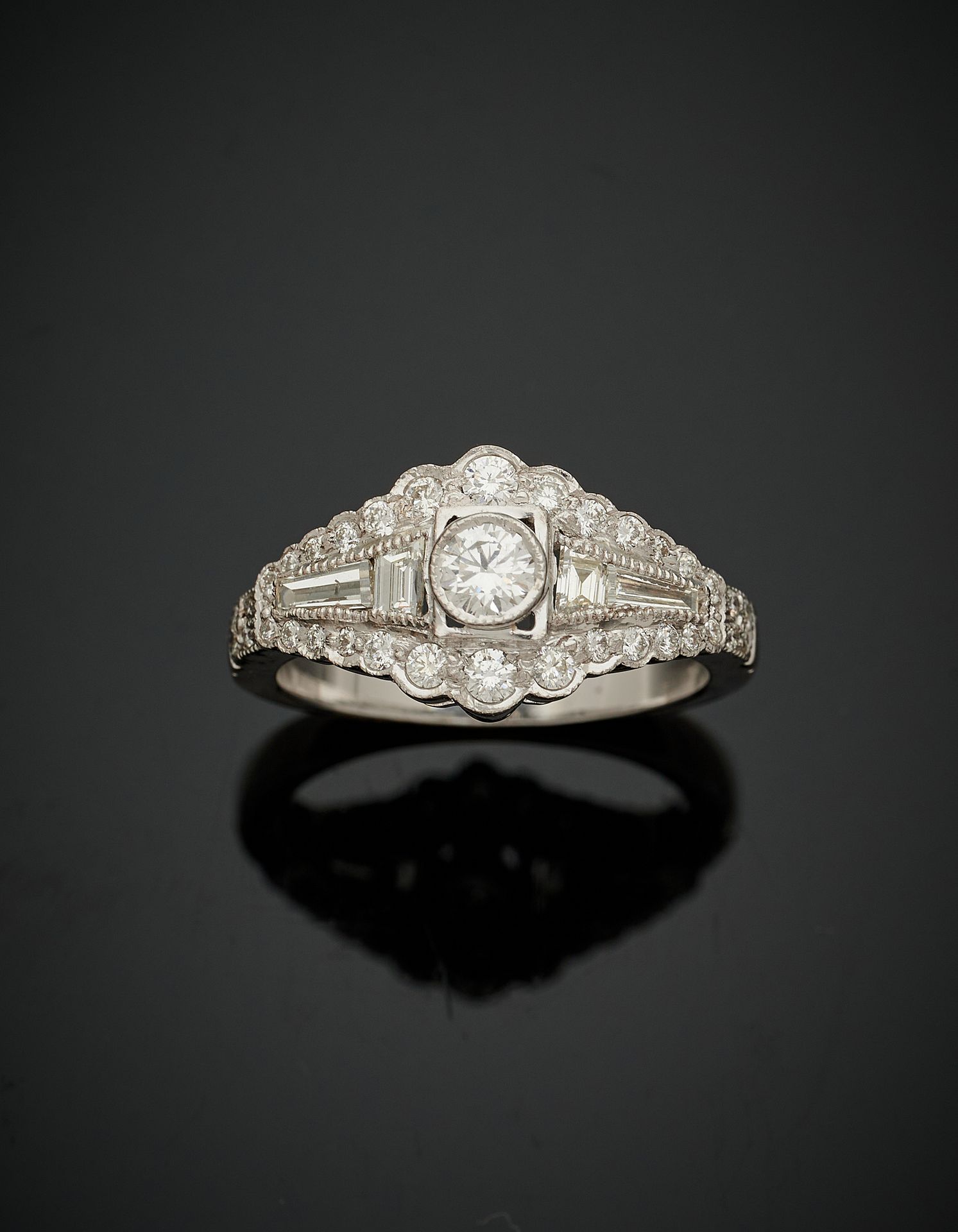 Null 白金戒指(750‰)，镶有落差较大的明亮式切割钻石，包括中央的一颗较大的钻石，还有尾巴。
手指 : 54-55 - 毛重 : 5,3 g